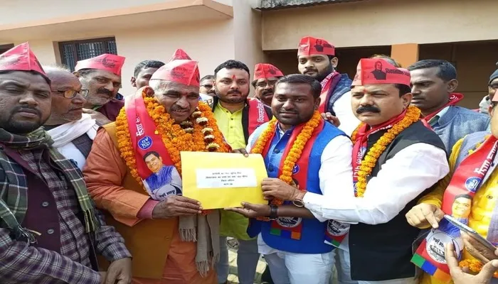 UP Election 2022: सुरेंद्र सिंह ने BJP से इस्तीफा देने के बाद थामा वीआईपी का दामन, कहा- बैरिया से बीजेपी उम्मीदवार को हराकर दिखाएंगे