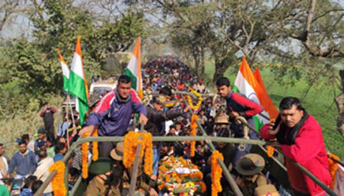 देवरिया: जम्मू-कश्मीर में शहीद हुए जवान की शहादत को नमन करने उमड़ा हुजूम