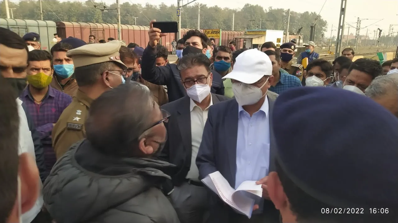 शाहजहांपुर: 90 मिनट का निरीक्षण, खामियों पर खफा होते रहे जीएम