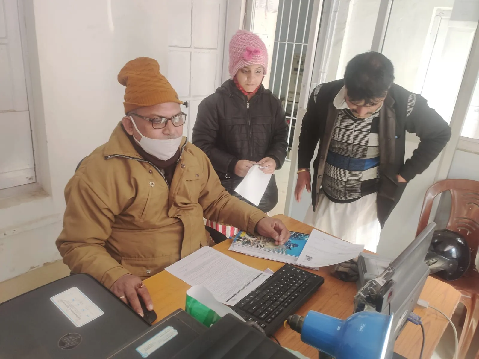 बरेली: मौसम खुलते ही आधार संशोधन कराने पहुंचे लोग