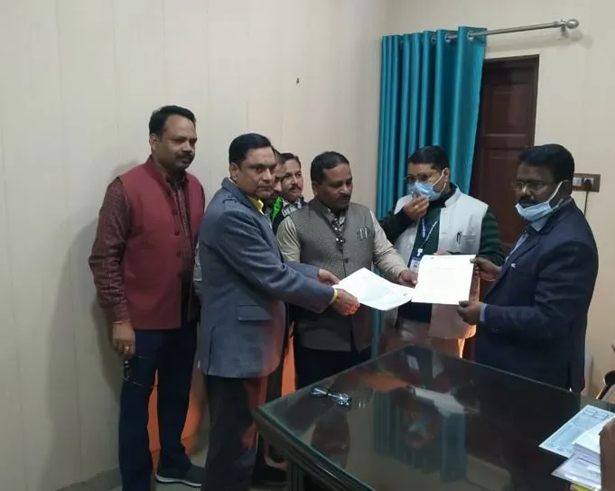 शाहजहांपुर: यूक्रेन में फंसे लोगों की मदद को आगे आए राज्य कर्मचारी, ज्ञापन सौंपा