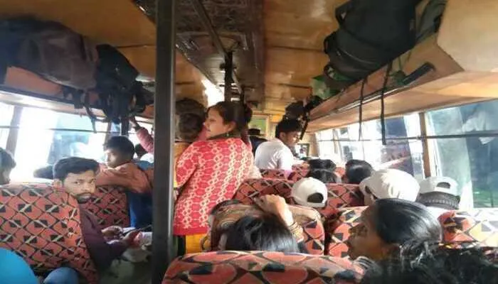 बहराइच: पीएम मोदी की रैली में नेताओं ने बुक की सभी प्राइवेट बसें, दैनिक यात्रियों को हो रही समस्या