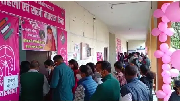 हल्द्वानी: अंगुली में स्याही का निशान लगाए बगैर बुजुर्ग मतदाता से डलवाया वोट, उठे सवाल