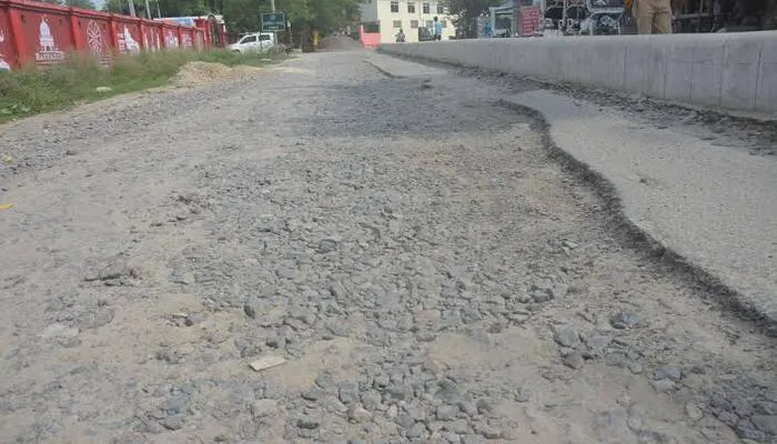 बरेली: मोहनपुर के ग्रामीणों को डीएम ने दिया सड़क बंद नहीं होने का अश्वासन