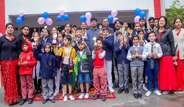 मुरादाबाद : वार्षिक परीक्षा में अव्वल आने वाले छात्रों को मेडल देकर किया सम्मानित
