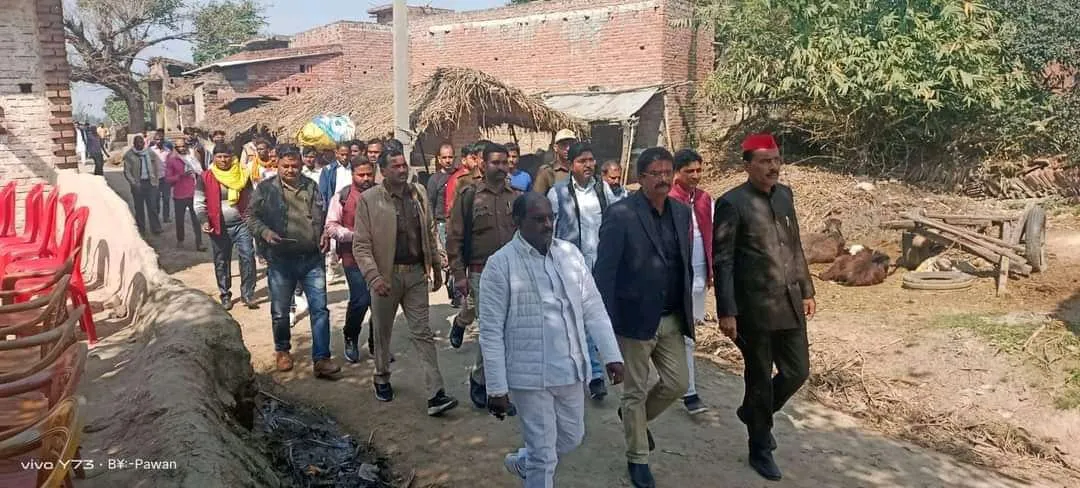 शाहजहांपुर: बूथ एजेंट सुधीर यादव के परिजनों से मिले सपा नेता