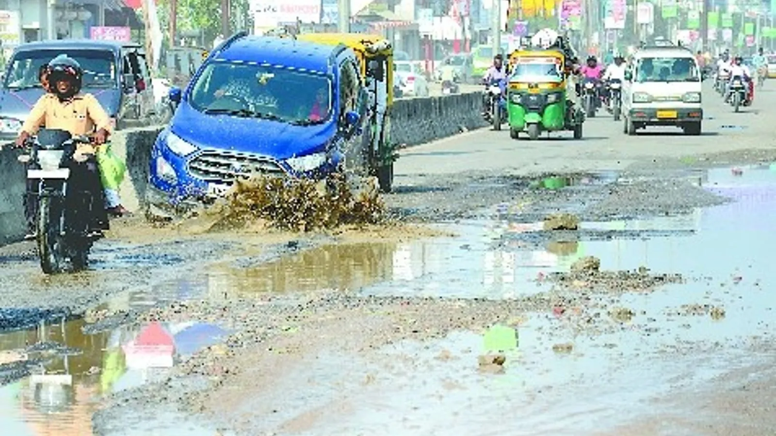 बरेली: फिर तालाब बनी बदायूं रोड, दिनभर गिरते रहे वाहन चालक