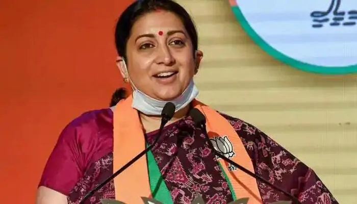 कानपुर: स्मृति ईरानी के रोड शो में उमड़ी भीड़, महिलाओं ने की फूलों की बारिश
