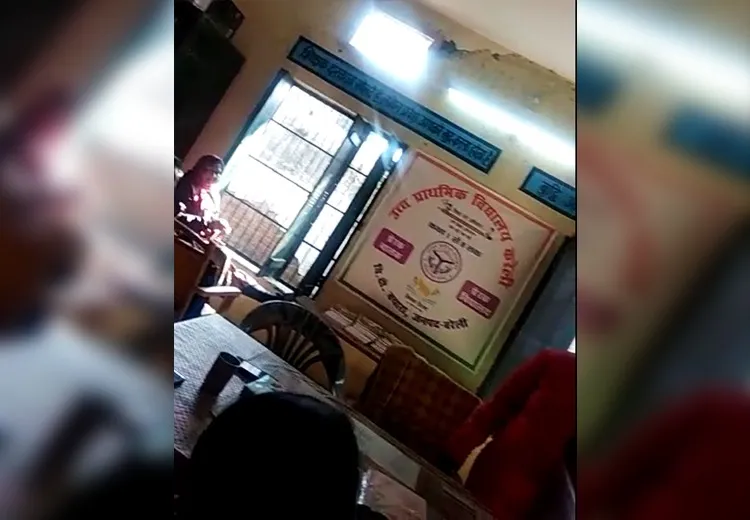 बरेली के करेली स्कूल में स्वेटर बुनती शिक्षिका का वीडियो वायरल, सोशल मीडिया पर जमकर हो रही आलोचना