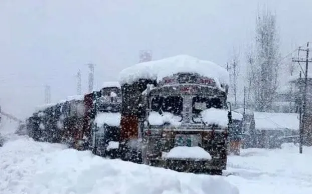 जम्मू-श्रीनगर में हिमपात और भूस्खलन, राष्ट्रीय राजमार्ग किया गया बंद
