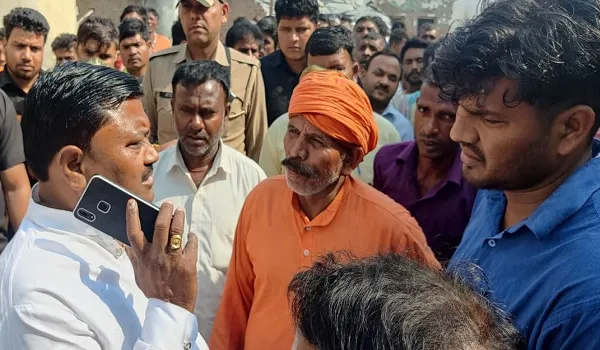अमरोहा : हसनपुर में दीवार गिरने से किसान की मौत, मृतक के परिजनों से मिल विधायक ने दी सांत्वना