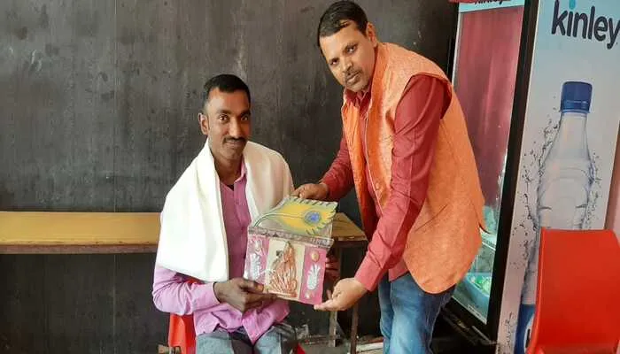 बहराइच: गौरैया सेवा सम्मान से नवाजे गये दिव्यांग मिथिलेश, विलुप्तप्राय पक्षी की खूब की है सेवा