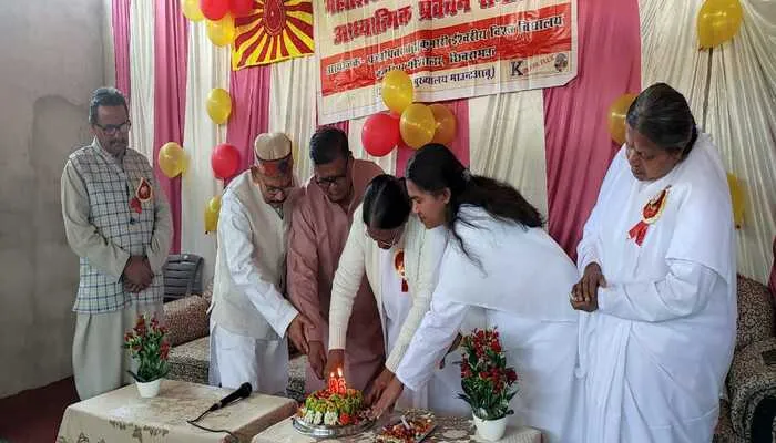 कन्नौज: ध्वजारोहण व केक काटकर मनाया गया महाशिवरात्रि का त्यौहार, कलाकारों ने प्रस्तुत किया तांडव नृत्य