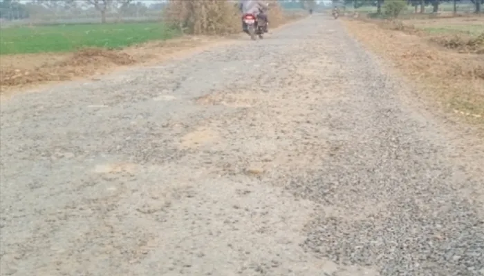 अयोध्या का संपर्क मार्ग बदहाल, ‘पैच वर्क’ के बाद भी सड़क पर बिखरी पड़ी हैं गिट्टियां, रोज हो रहे हादसे