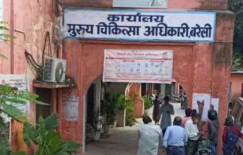 बरेली: लिपिक को बचाने के लिए अफसरों के चक्कर काट रहा ठेकेदार