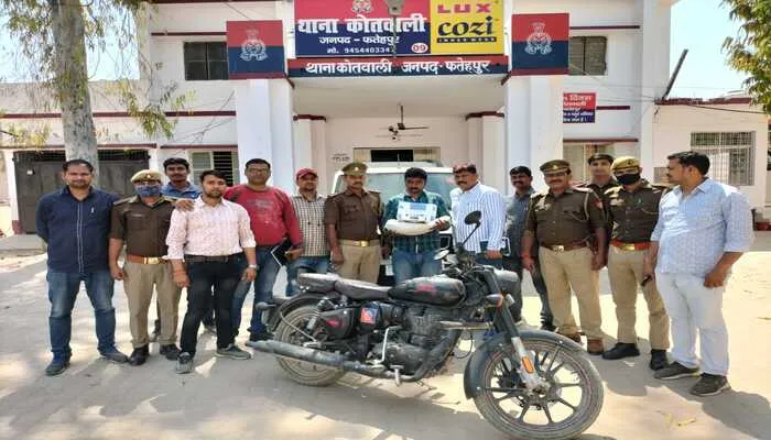 फतेहपुर: चोरी की गई 65 लाख की सरिया, टेलर व अन्य सामानों के साथ पुलिस ने एक अभियुक्त को किया गिरफ्तार