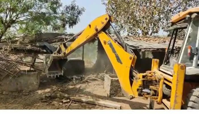 सहारनपुर में चला सीएम योगी का बुलडोजर, अवैध निर्माण को किया गया ध्वस्त