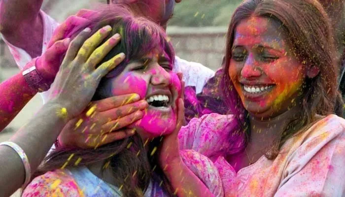 Holi Skin Care: होली में केमिकल युक्‍त रंगों से रखें अपनी त्वचा का ख्याल, फॉलो करें यह टिप्‍स