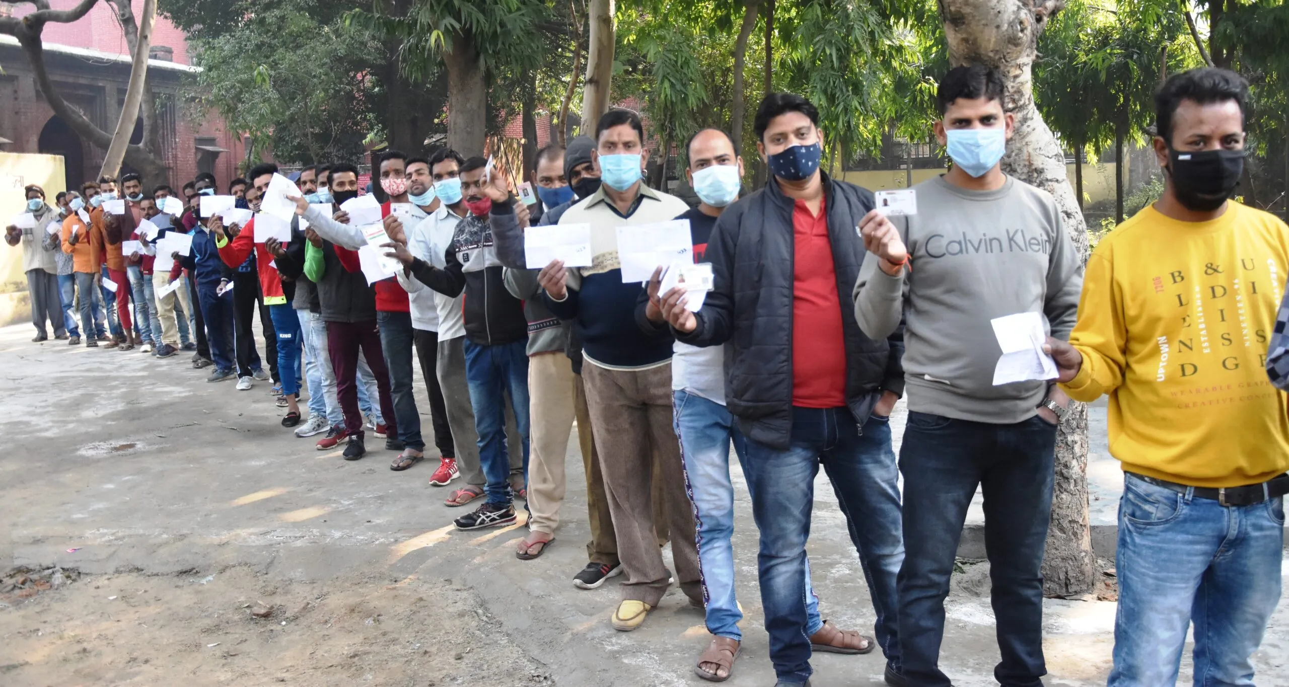 गोरखपुर में मतदान केंद्र पर दिखा युवाओं का उत्साह, अधिकारियों व नए वोटरों ने वोट देने के बाद ली सेल्फी