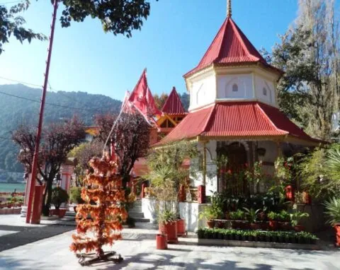 मान्यता: यहां मां की मूर्ति के दर्शन मात्र से दूर हो जाता है नेत्र विकार, मन्नत पूर्ण होने पर भक्त चढ़ाते हैं चांदी- सोने से निर्मित आंख की प्रतिमा