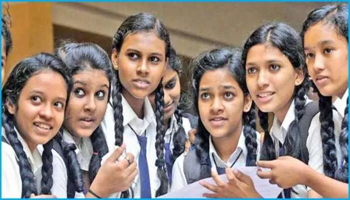 सीतापुर: माध्यमिक शिक्षा परिषद की लापरवाही का खामियाजा भुगत रहे छात्र