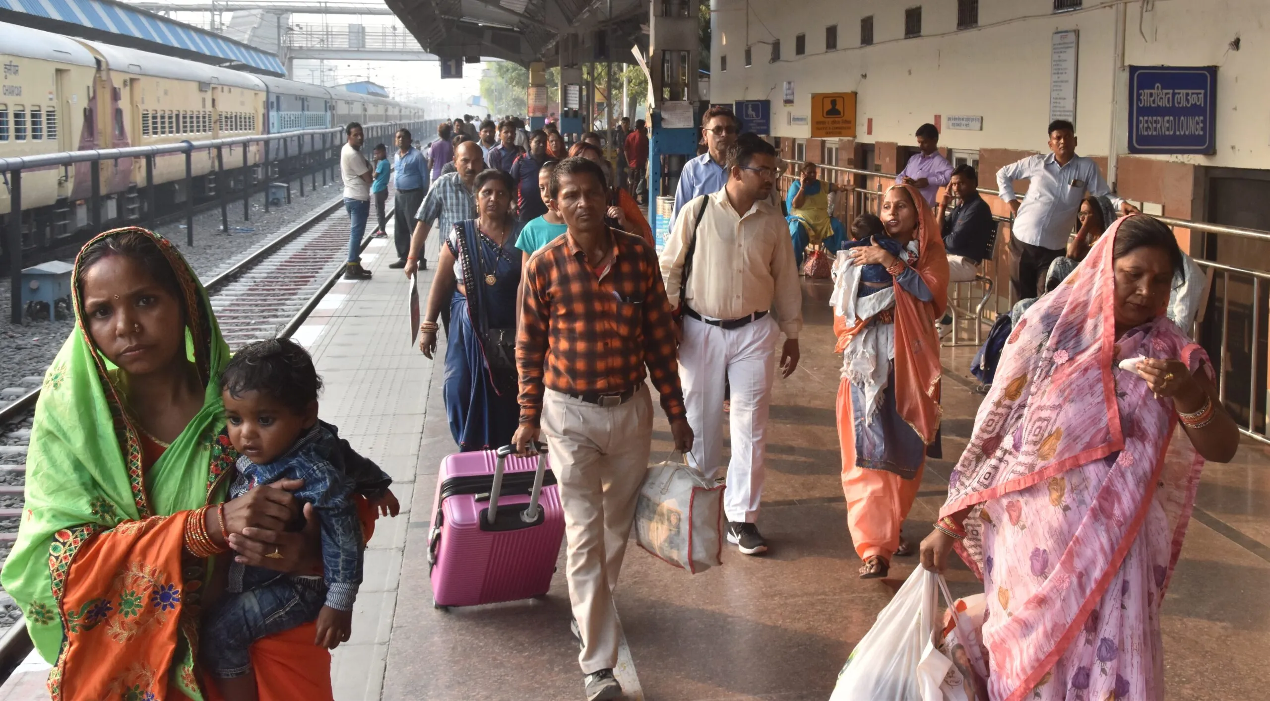 बरेली: होली पर रेलवे की अपील, ट्रेनों पर न फेंके कीचड़ और पत्थर