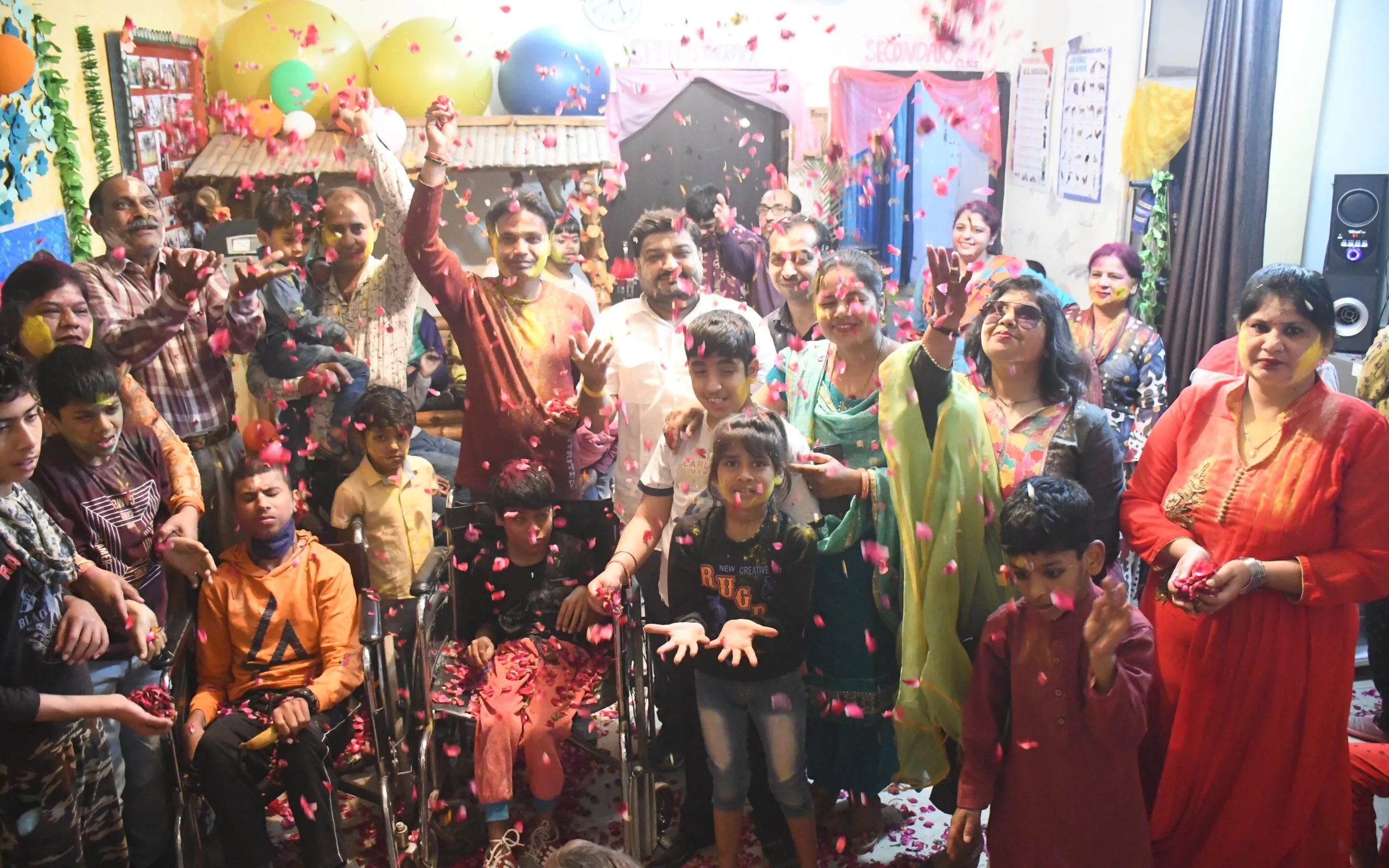 बरेली: दिव्यांग बच्चों के साथ गुलाल और फूलों से होली खेली