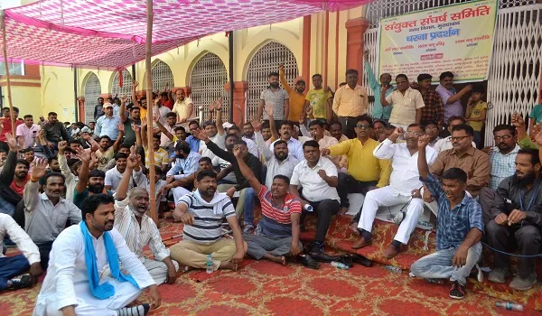 मुरादाबाद: हड़ताल में कर्मचारी नेता ने अपर नगर आयुक्त को ललकारा, कहा- किसी दिन सफाई कर्मचारी कर देंगे हाथ साफ