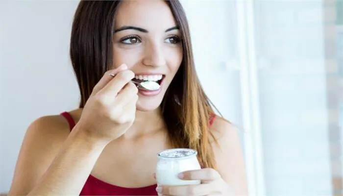 Health Benefits of Curd: दही खाने से सेहत के साथ बढाएं त्वचा की रंगत, गर्मियों में होगें यह लाभ