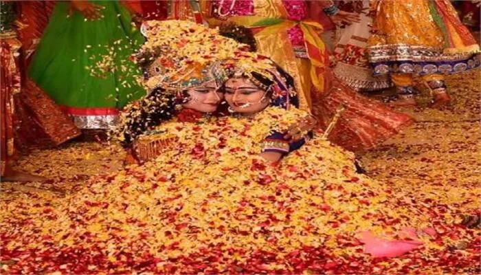 मथुरा: कान्हा की नगरी में मची रंगों के त्योहार की धूम, भक्तों ने जमकर खेली फूलों की होली