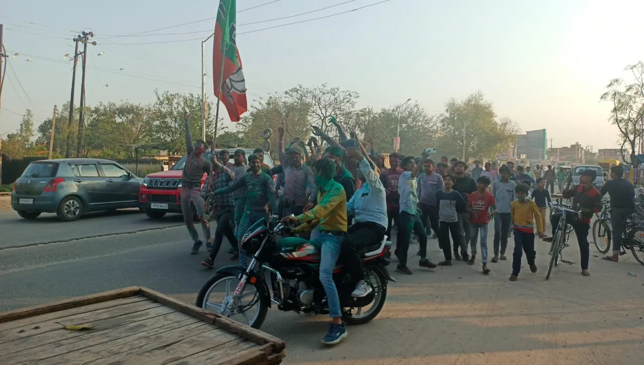 बरेली में ”बुलडोजर बाबा जिदाबाद” के नारों के बीच उड़ा भगवा गुलाल