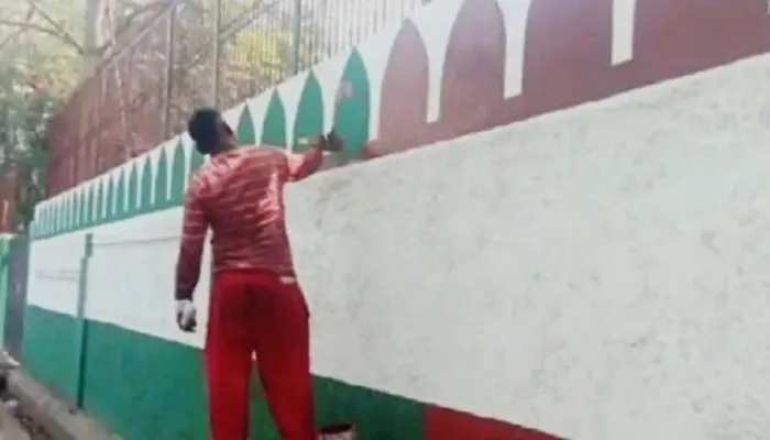 लखनऊ: शपथ ग्रहण से पहले योगी सरकार का दिखने लगा असर, अवध जिमखाना क्लब की दीवार का रंग हरा से किया गया गेरुआ