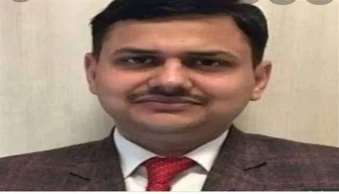 वाराणसी: अखिलेश के ईवीएम में हेराफेरी वाले बयान के बाद डीएम का बयान आया सामने, बैठक कर कही यह बात