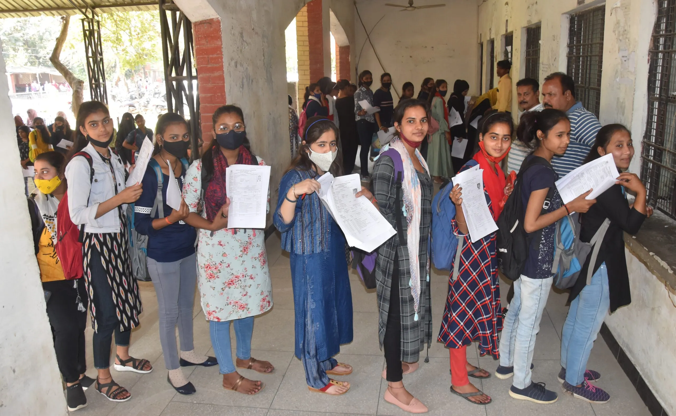  बरेली: फार्म जमा करने को लग रहीं लंबी लाइनें