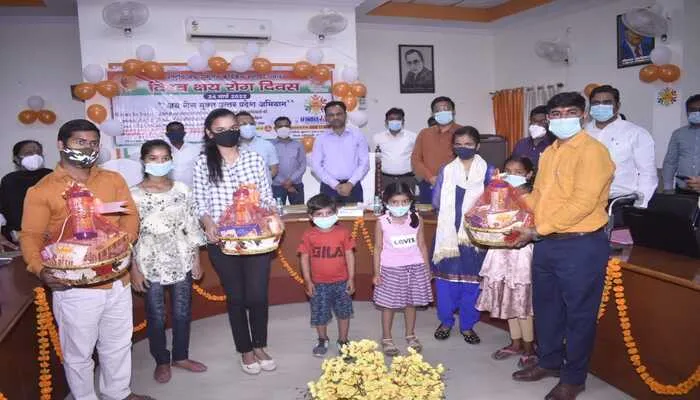 उन्नाव: जिले के 878 टीबी मरीजों को अधिकारियों व संस्थाओं ने लिया गोद