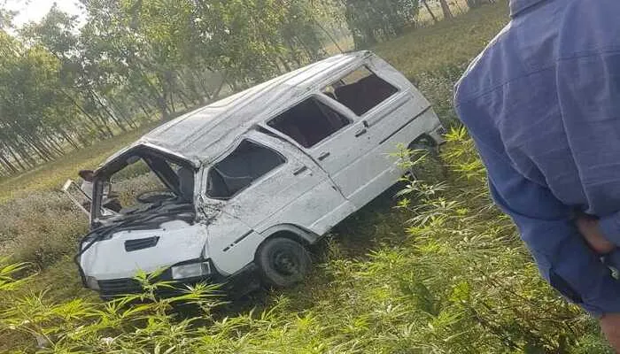 उन्नाव: बच्चों से भरी स्कूल वैन गड्ढे में गिरी, हादसे में 18 बच्चों समेत 2 शिक्षिकायें हुईं घायल