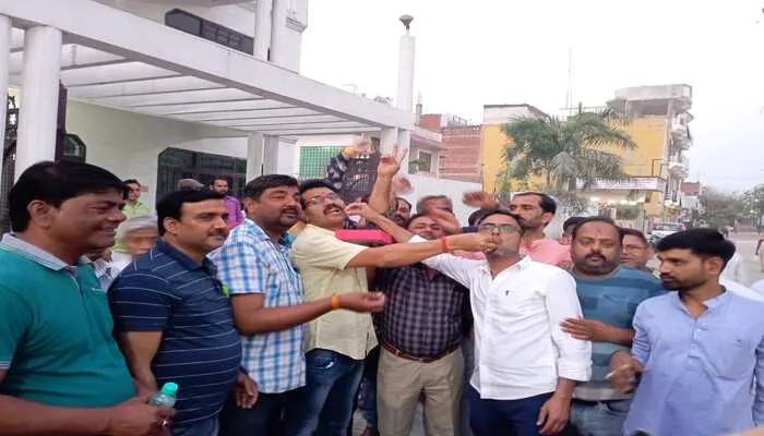 उन्नाव: ब्रजेश पाठक को डिप्टी सीएम बनाए जाने पर जिले में दिखा उत्साह, बांटी गईं मिठाइयां