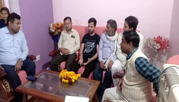 बहराइच: यूक्रेन में फंसे अंकित के घर पहुंचने पर तहसीलदार ने की छात्र से मुलाकात