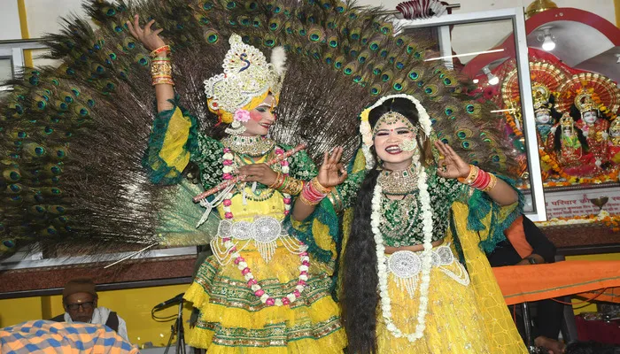 बाराबंकी: दूधेश्वर शिव मंदिर में हुआ नृत्य नाटिका का आयोजन, गीतेश और अतुल के भजनों पर झूमे भक्त