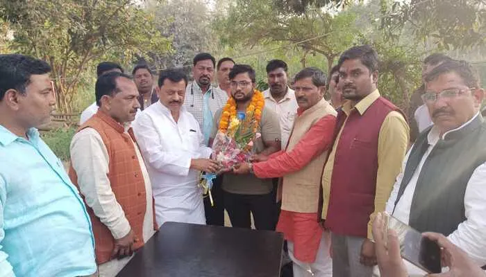 कुशीनगर: सांसद ने यूक्रेन से लौटे छात्रों व परिजनों से की मुलाकात, गुलदस्ता भेंटकर किया सम्मानित