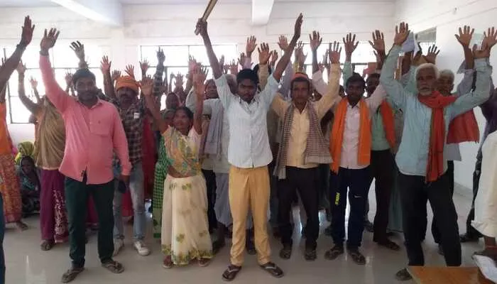 बहराइच: यूनिट से कम खाद्यान्न देने और कोटेदार द्वारा घूस की मांग पर ग्रामीणों ने किया प्रदर्शन, सौंपा ज्ञापन