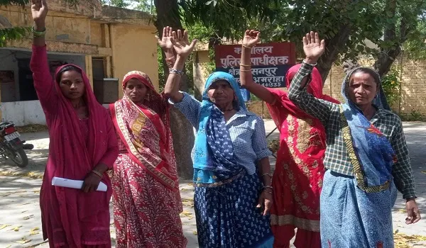 अमरोहा: कच्ची शराब बंद कराने की मांग को लेकर सीओ कार्यालय पर महिलाओं ने किया प्रदर्शन