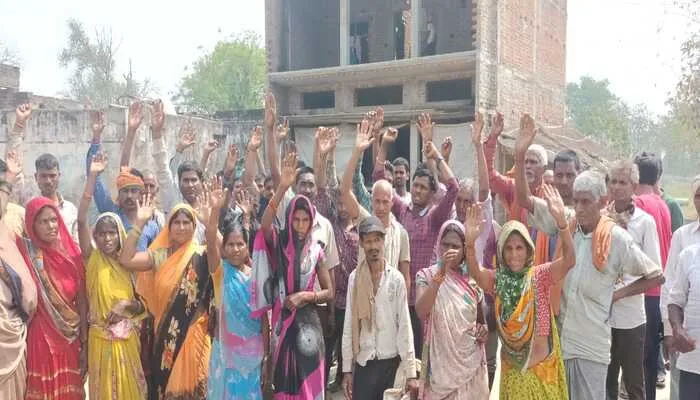 बहराइच: राशन कार्ड बनाने के नाम पर कोटेदार ने मांगी घूस, नाराज ग्रामीणों ने किया प्रदर्शन, सौंपा ज्ञापन