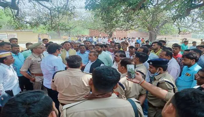 सपा बूथ अध्यक्ष सहित परिजनों की नृशंस हत्या से दहली अमेठी, कोतवाल सहित तीन पर गिरी गाज