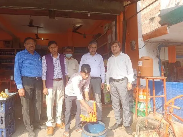 पीलीभीत: एफएसडीए टीम ने निभाई औपचारिकता, रसगुल्ला और सरसों के तेल का लिया नमूना