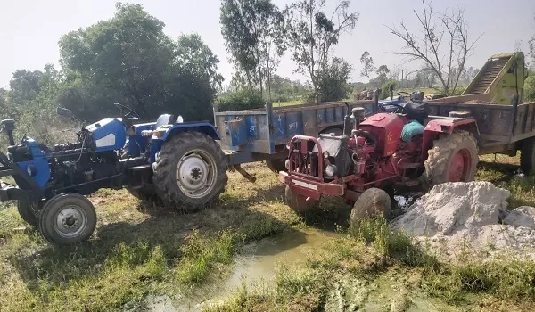 संभल : खनन करते कटर मशीन, चार ट्रैक्टर ट्राली पकड़ीं