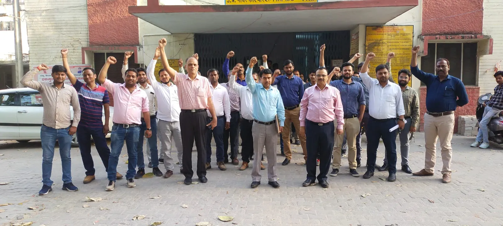 बरेली: बिजली अधिकारियों ने मुख्य अभियंता कार्यालय में किया प्रदर्शन