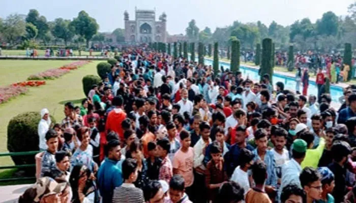 आगरा: शाहजहां के उर्स में ताजमहल पहुंचे रिकार्ड पर्यटक, अवकाश का उठाया फायदा
