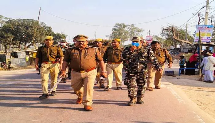 बहराइच: मतगणना को लेकर पैरा मिलिट्री फोर्स के साथ पुलिस ने गांवों में किया फ्लैग मार्च