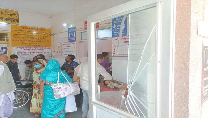 बहराइच: मरीज की इलाज के दौरान हुई मौत, परिजनों ने अस्पताल में तोड़फोड़, मचा हड़कंप